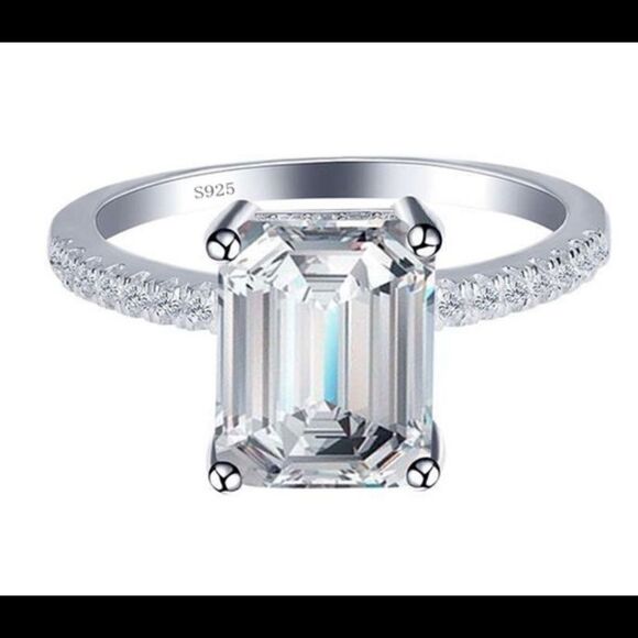 Beautiful 2ct Halo CZ Diamond Ring Size 7